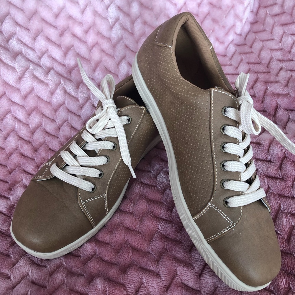Cute Scott Davis Liam sneakers!!